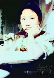 陆小曼罕见老照片:吸鸦片牙齿烂光,死后葬礼凄清,骨灰无人领