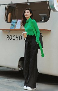 建议皮肤偏黄、偏黑的女性,多穿这3种“高级色”,显白有品位!