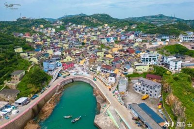 枸杞岛上有个村庄神似“小色达”，背靠青山面朝大海，风光绰绝