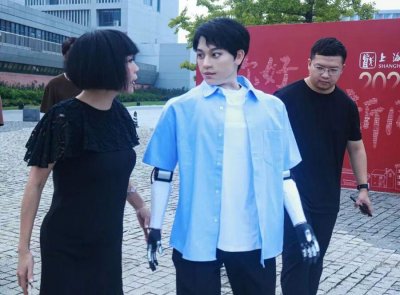 ​全国首位机器人博士生报到，与同届新生央视主播互动，还到图书馆看书！现场视