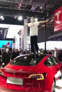 ​车顶维权女车主历时4年新进展，法院判令特斯拉提供完整行车数据