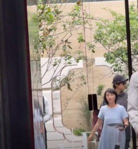 43岁胡歌和老婆上海看房,黄曦宁素颜但很自信,穿的像个孕妇