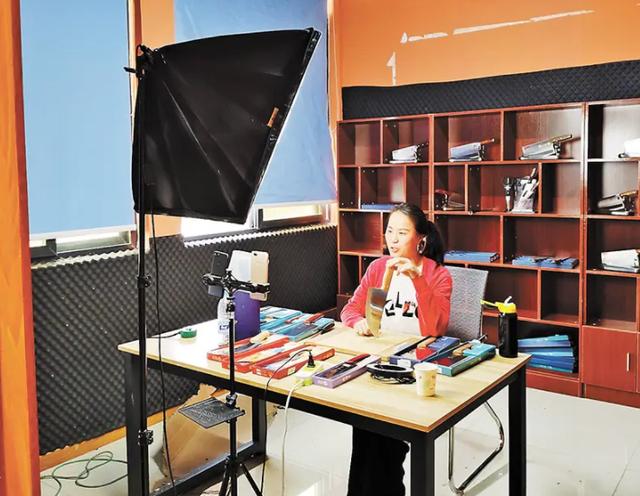 小黄飞的最新的二人转（二人转演员小黄飞）(2)