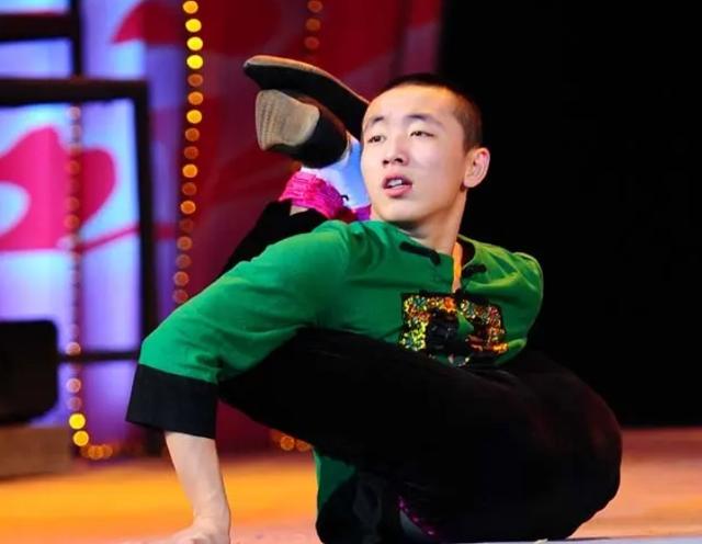 小黄飞的最新的二人转（二人转演员小黄飞）(1)