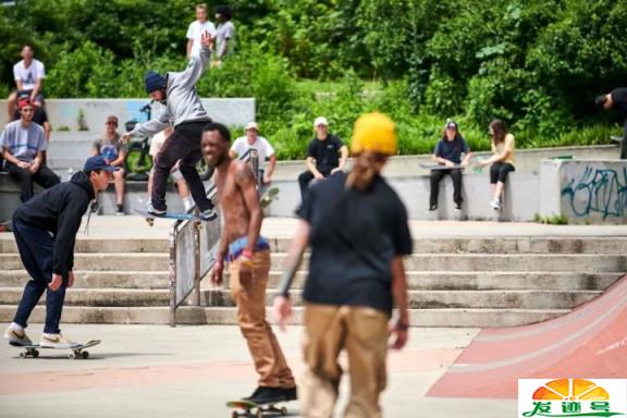 滑板初学者开始怎么练(滑板新手必学的10个动作)