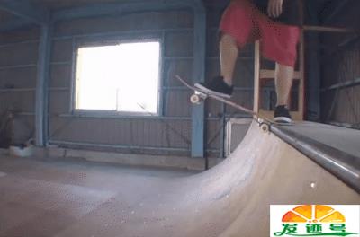 滑板初学者开始怎么练(滑板新手必学的10个动作)