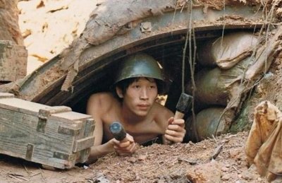 ​80年代，对越反击战中坚守猫耳洞的英雄们，以苦为乐