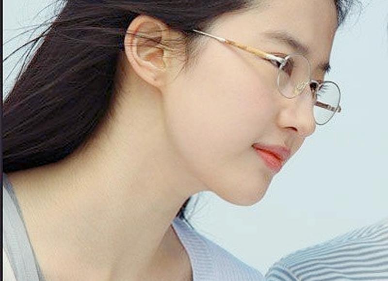 新娘进门遇奇葩习俗，被叔伯公公接力抱着跑，新郎乐呵呵跟在后面