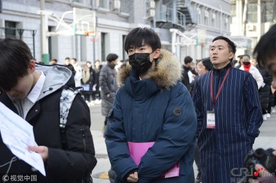 ​易烊千玺艺考低调 参加中戏初试戴口罩遮脸