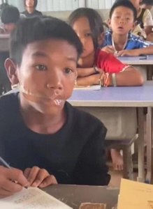 太炸了!小学生上课爱讲话,老师用胶带封嘴!